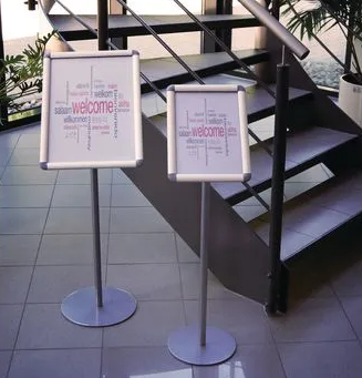 PORTA GRAFICA MARCO CLIP ALUMINIO CON PEDESTAL AJUSTABLE FORMATO A4 (21*29.7 CMS) (C10)